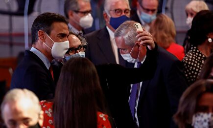 El presidente del Gobierno, Pedro Sánchez se hace una foto con el pianista británico, James Rhodes . | EFE