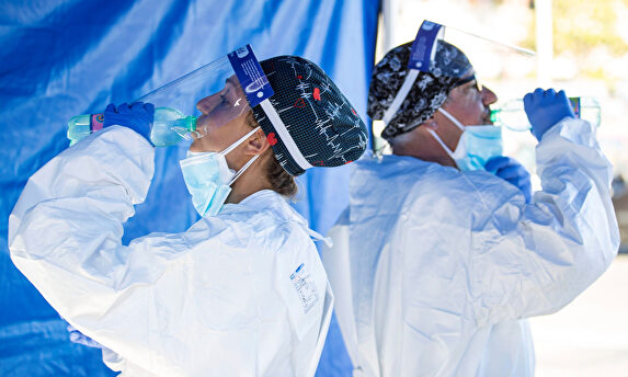 Sanitarios descansan durante una serie de test de coronavirus en Italia | EFE