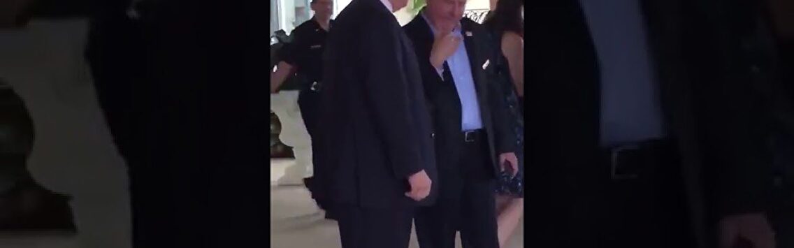 Donald Trump da propina a un aparcacoches con total naturalidad