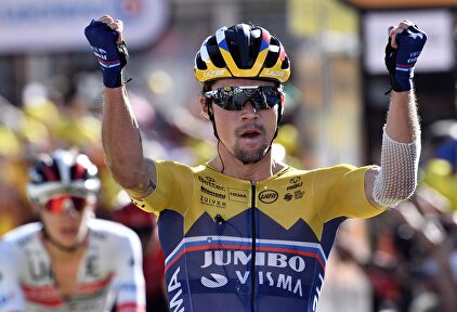 Primoz Roglic celebra su victoria en la meta de Orcières-Merlette. | EFE