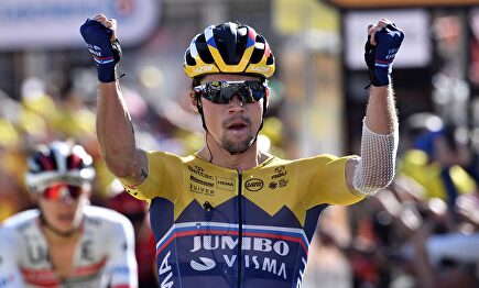 Primoz Roglic celebra su victoria en la meta de Orcières-Merlette. | EFE