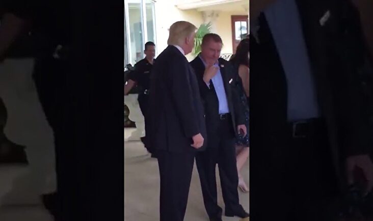 Donald Trump da propina a un aparcacoches con total naturalidad