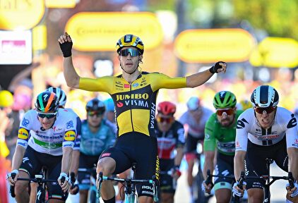 Van Aert ganó la etapa al esprint | Twitter
