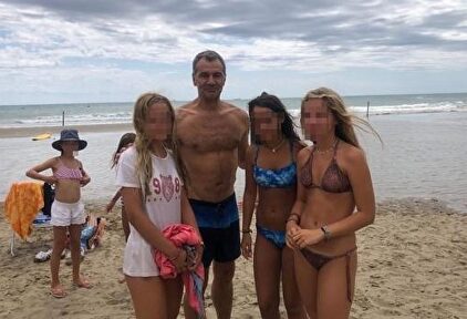 Toni Cantó y las chicas rescatadas | Twitter