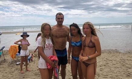 Toni Cantó y las chicas rescatadas | Twitter