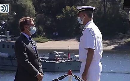 El Rey es recibido con aplausos por una multitud en su visita a la Comandancia Naval del Miño