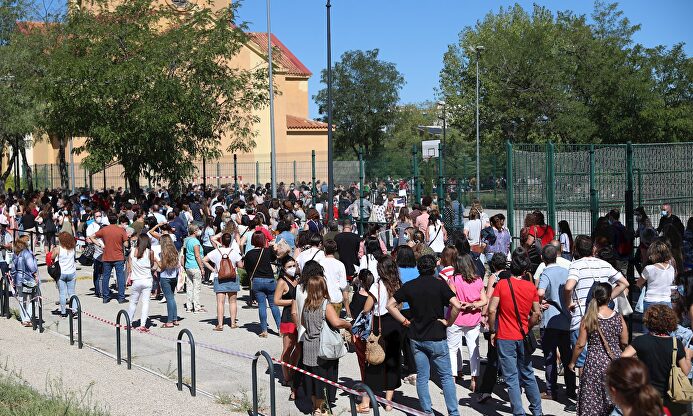 Cola de profesores para hacerse los test | EFE