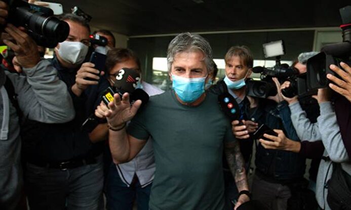 el padre de Leo pidió salir con la carta de libertad alegando la cláusula por la que el '10' podría salir gratis del club. | EFE