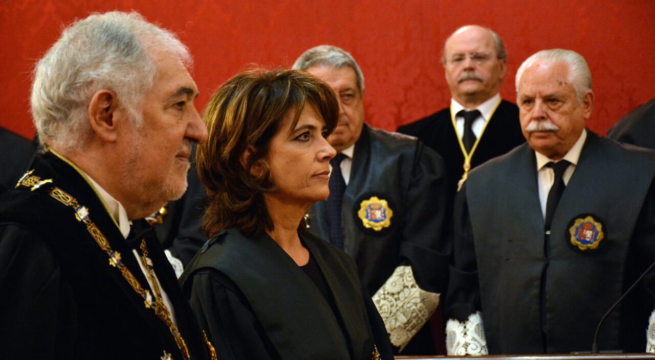 El magistrado del Tribunal Constitucional, Cándido Conde-Pumpido y la fiscal general del Estado, Dolores Delgado, durante su toma de posesión. | FGE