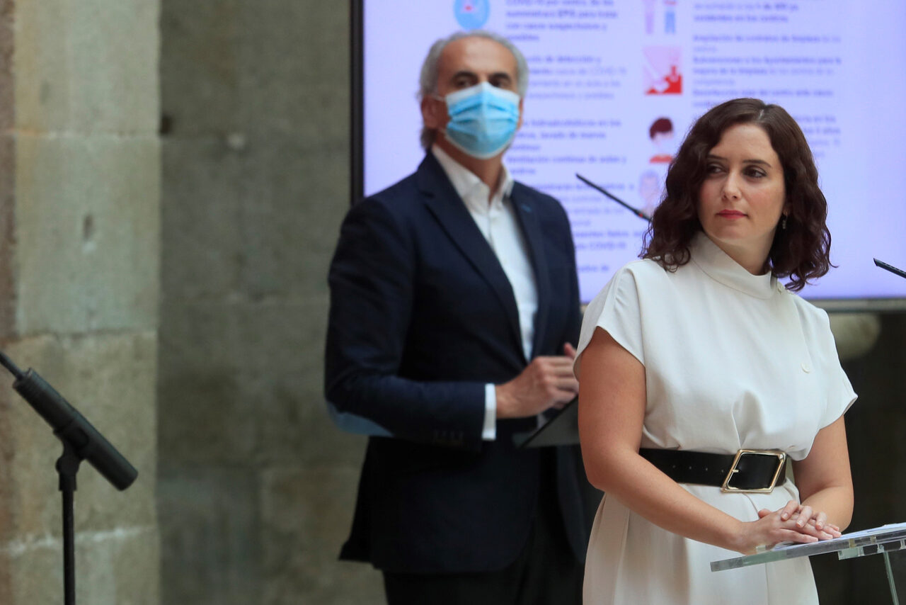 Díaz Ayuso y Enrique Ruiz Escudero en un acto en la Comunidad de Madrid. | EFE