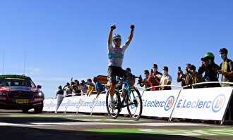 Alexey Lutsenko celebra su victoria en la meta de Mont Aigoual. | EFE