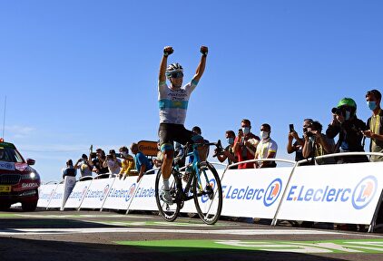 Alexey Lutsenko celebra su victoria en la meta de Mont Aigoual. | EFE