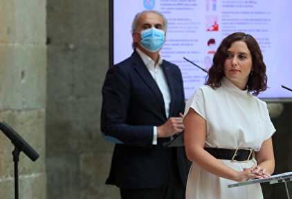 íaz Ayuso y Enrique Ruiz Escudero en un acto reciente. | EFE