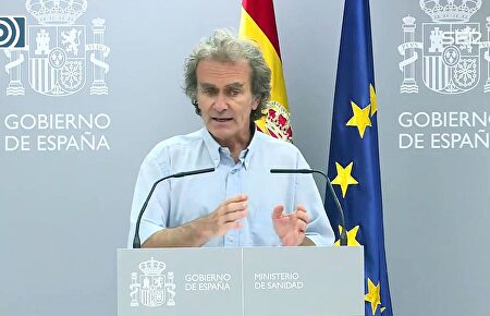 Simón intenta explicar en qué circunstancias se estudiará el cierre de los colegios cuando haya contagios