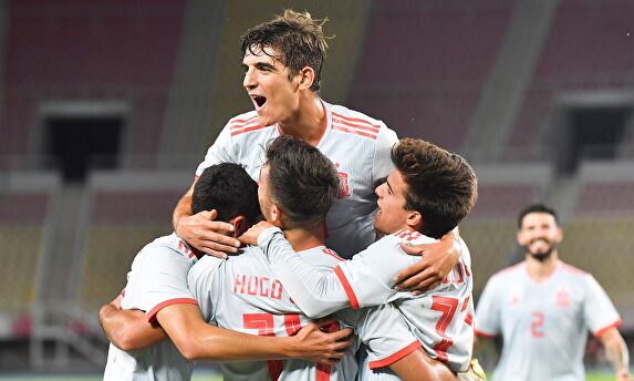 Los jugadores españoles celebran el gol de Hugo Duro de penalti ante Macedonia del Norte. | EFE