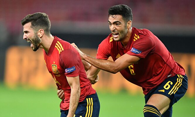 José Luis Gayá (i) celebra junto a Mikel Merino su gol a Alemania en el minuto 95. | EFE