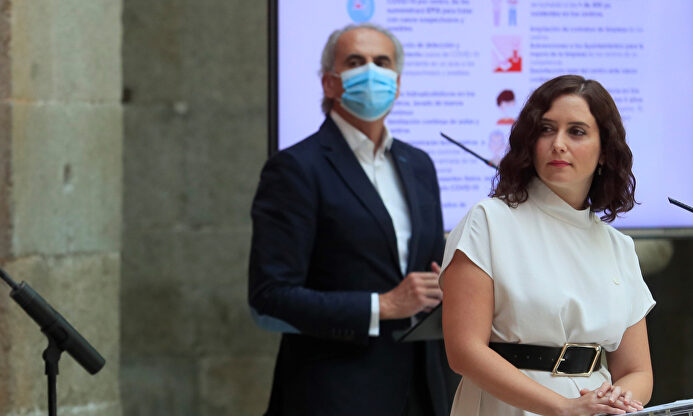 Díaz Ayuso y Enrique Ruiz Escudero en un acto en la Comunidad de Madrid. | EFE