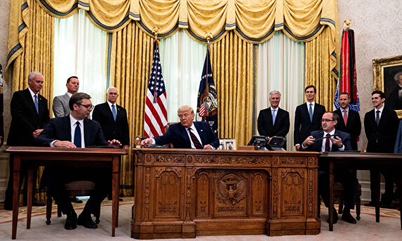 La firma del acuerdo en la Casa Blanca. | EFE