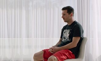 Messi sigue en el Barça: los memes de su anuncio... en chanclas