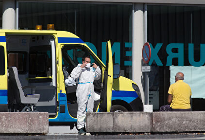 Un profesional sanitario baja de la ambulancia en la que viaja un paciente con Covid-19 | Carlos Castro / Europa Press