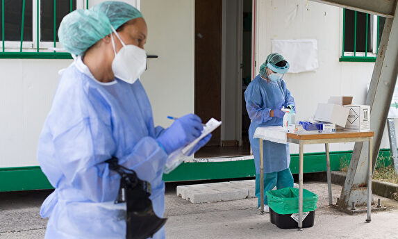 Dos sanitarias preparan pruebas PCR