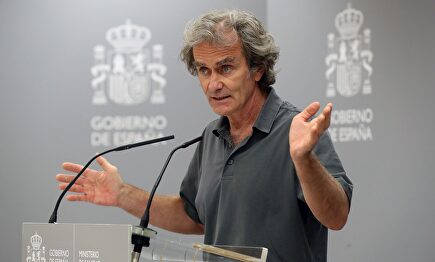 Simón anticipa que "no habrá vacunas para todo el mundo inmediatamente"