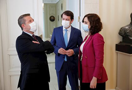 La presidenta de la Comunidad de Madrid, Isabel Díaz Ayuso (d), conversa con sus homólogos de Castilla y León, Alfonso Fernández Mañueco (c), y de Castilla-La Mancha, Emiliano García-Page. | EFE