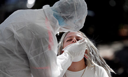 Un sanitario realiza una prueba PCR. | EFE