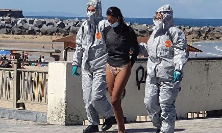 Detienen a una mujer en San Sebastián mientras practicaba surf saltándose el confinamiento tras dar positivo