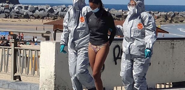 Detienen a una mujer en San Sebastián mientras practicaba surf saltándose el confinamiento tras dar positivo Detenida-coronavirus-san-sebastian-surf-070920-b