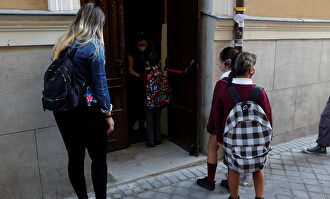 Niños en la puerta de su colegio en Madrid. | EFE