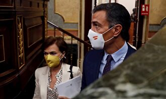 El presidente del Gobierno, Pedro Sánchez (d) y la vicepresidenta primera, Carmen Calvo (i) a su llegada a la sesión de control al Gobierno en el Congreso. | EFE