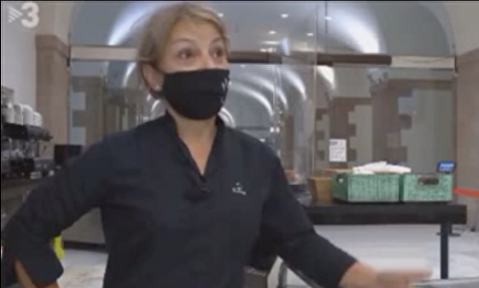 La camarera del Parlamento de Cataluña que habla español para TV3. | Imagen TV