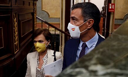 El presidente del Gobierno, Pedro Sánchez (d) y la vicepresidenta primera, Carmen Calvo (i) a su llegada a la sesión de control al Gobierno en el Congreso. | EFE