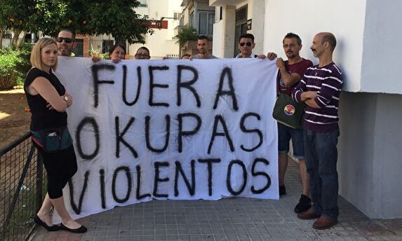 Unos vecinos se manifiestan contra los okupas | Facebook