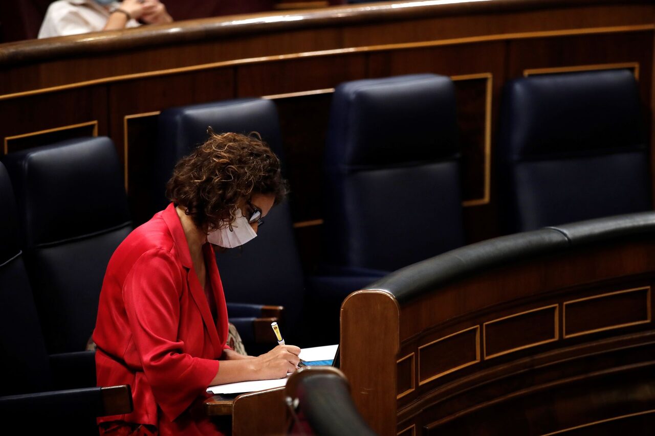 La ministra de Hacienda, María Jesús Montero, tomando notas desde su escaño. | EFE