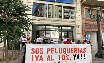 Manifestantes frente a la sede de la Agencia Tributaria en Valencia. | Europa Press