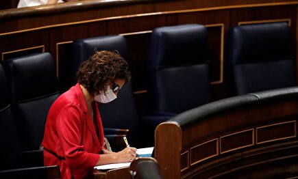 La ministra de Hacienda, María Jesús Montero, tomando notas desde su escaño. | EFE