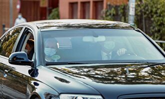 La princesa Leonor, en el interior del coche que conducía el rey Felipe VI, a su llegada al colegio. | EFE
