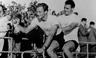 Russell Mockridge (delante), tras proclamarse campeón olímpico en 2000m tandem junto a Lionel Cox en los Juegos de Helsinki del 52. | Archivo