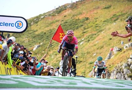 El ciclista colombiano Daniel Martínez gana en la cumbre de Puy Mary Chantal. | Europa Press