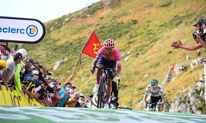 El ciclista colombiano Daniel Martínez gana en la cumbre de Puy Mary Chantal.  | Europa Press