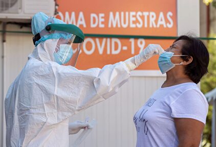 Una enfermera toma una muestras para una prueba PCR a una mujer en el punto instalado en el municipio de Jumilla (Murcia). | EFE