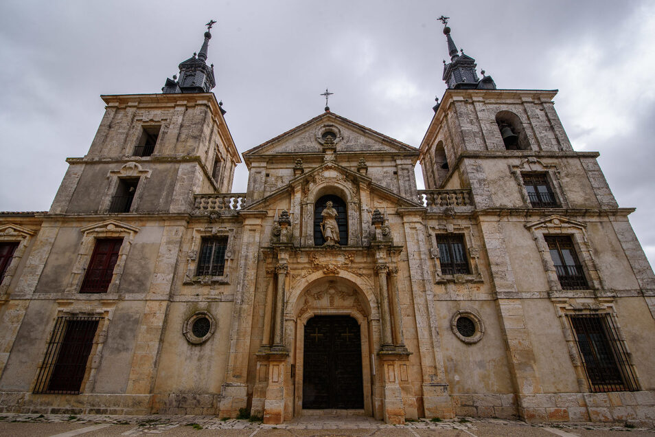 Nuevo Baztán: el sueño de un visionario y la realidad de un arquitecto genial - Artículos de viaje A poco más de media hora de Madrid se conserva el testimonio en piedra de una de las aventuras industriales más sorprendentes de nuestra historia.