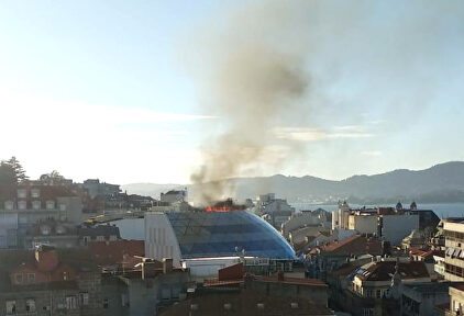 Aparatoso incendio en la sede del Celta al arder la cúpula