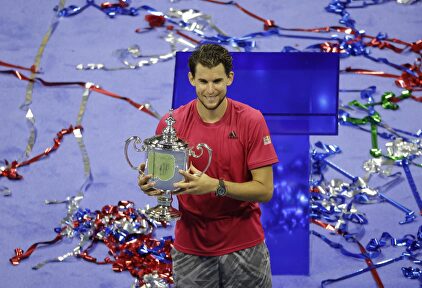 Dominic Thiem posa con el trofeo que le acredita como campeón del US Open. | EFE