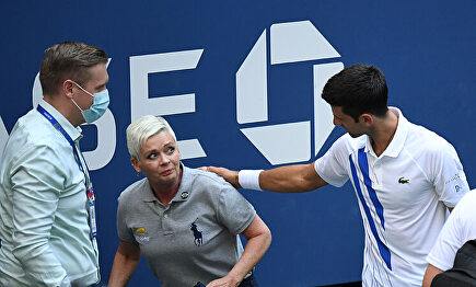 Novak Djokovic se disculpa con la juez de línea a la que dio un pelotazo en el US Open. | EFE