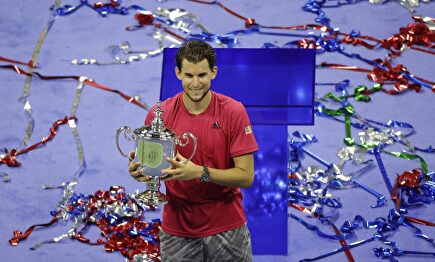 Dominic Thiem posa con el trofeo que le acredita como campeón del US Open. | EFE