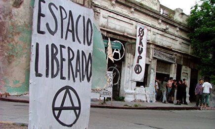 Cartel pro okupa | Flickr/CC/Libertinus