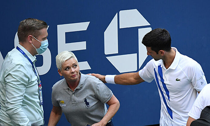 Novak Djokovic se disculpa con la juez de línea a la que dio un pelotazo en el US Open. | EFE